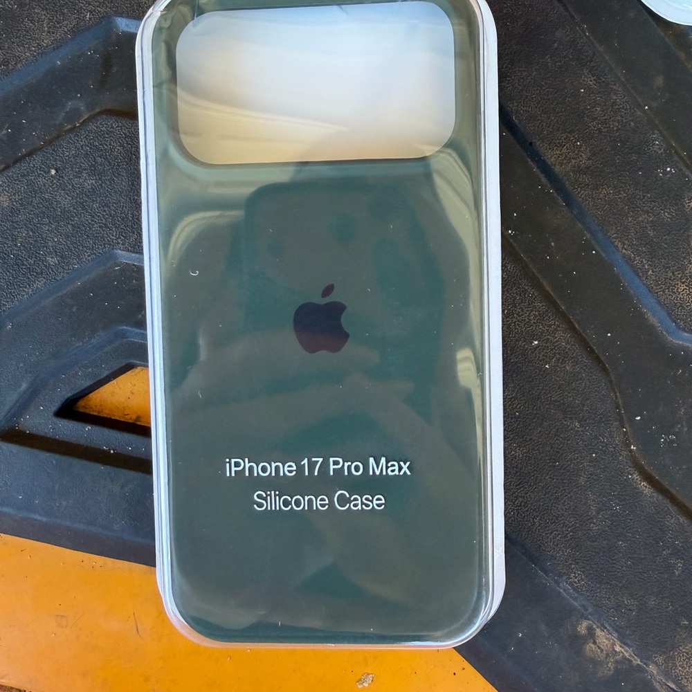 Apple iPhone 17 Pro Max Silicone Case - Forest Green
